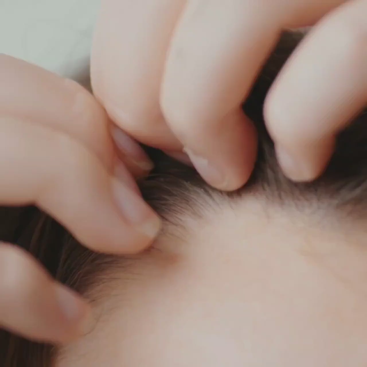 روتيـن مُبتكر للعناية ببصيلات الشعر لــتــكـثيف الشــعر وعـــلاج التســاقط وترطيب الشعر الجاف وعلاج القشرة - مناسبة لجميع أنواع الشعر